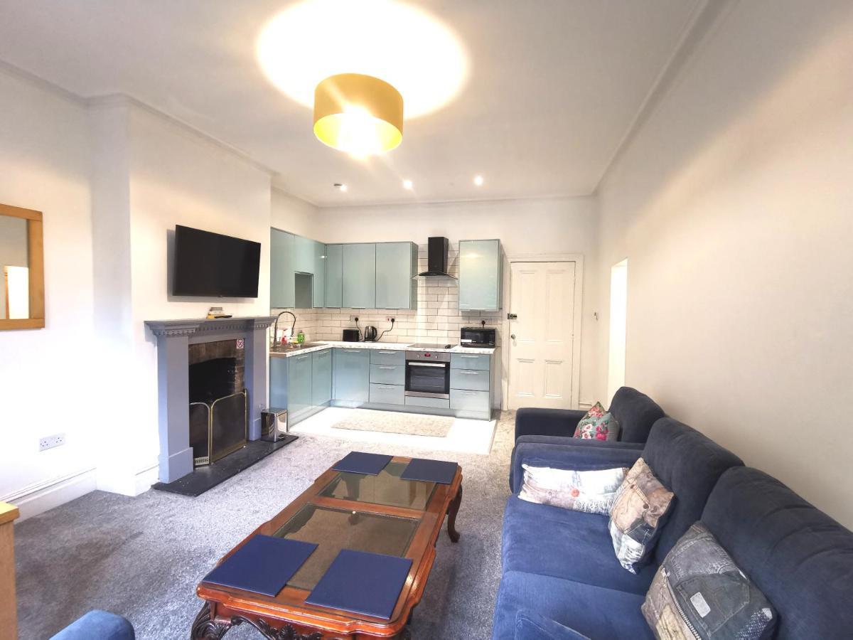 Flat-B, 4 Adults, 20 Mins To Beach, Netflix, Wifi, Sleeps 4 Adults บอร์นมัธ ภายนอก รูปภาพ