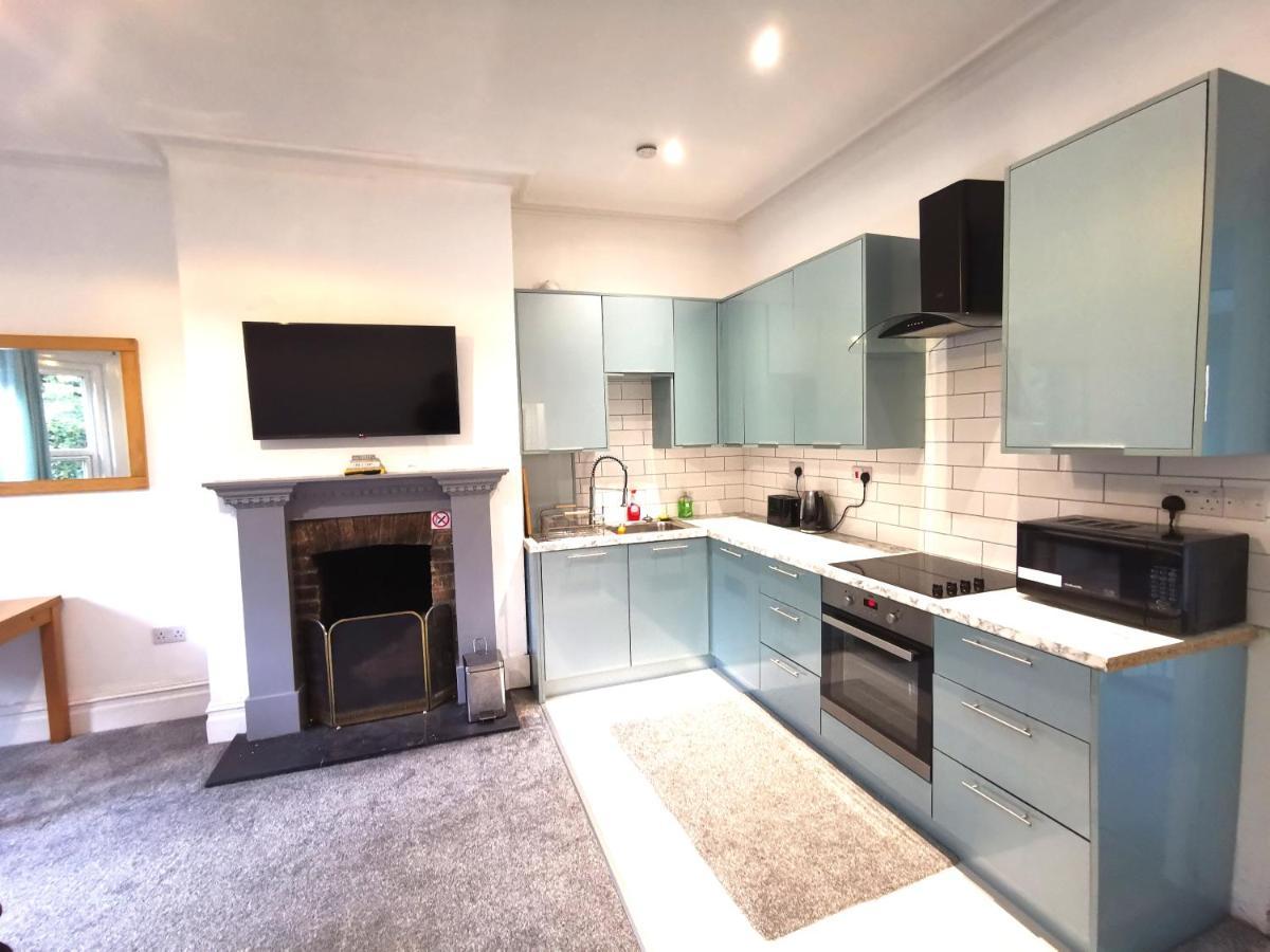 Flat-B, 4 Adults, 20 Mins To Beach, Netflix, Wifi, Sleeps 4 Adults บอร์นมัธ ภายนอก รูปภาพ