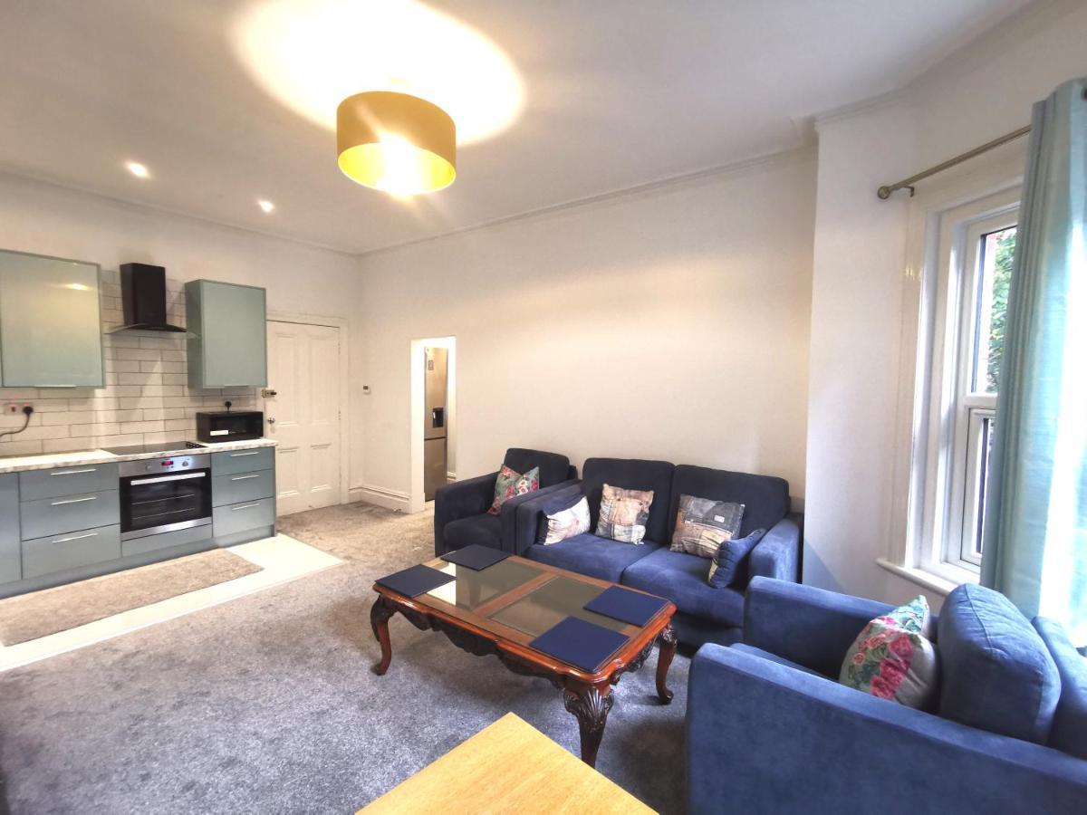 Flat-B, 4 Adults, 20 Mins To Beach, Netflix, Wifi, Sleeps 4 Adults บอร์นมัธ ภายนอก รูปภาพ
