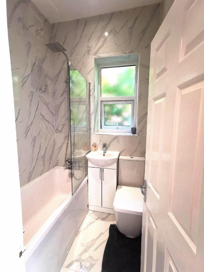 Flat-B, 4 Adults, 20 Mins To Beach, Netflix, Wifi, Sleeps 4 Adults บอร์นมัธ ภายนอก รูปภาพ