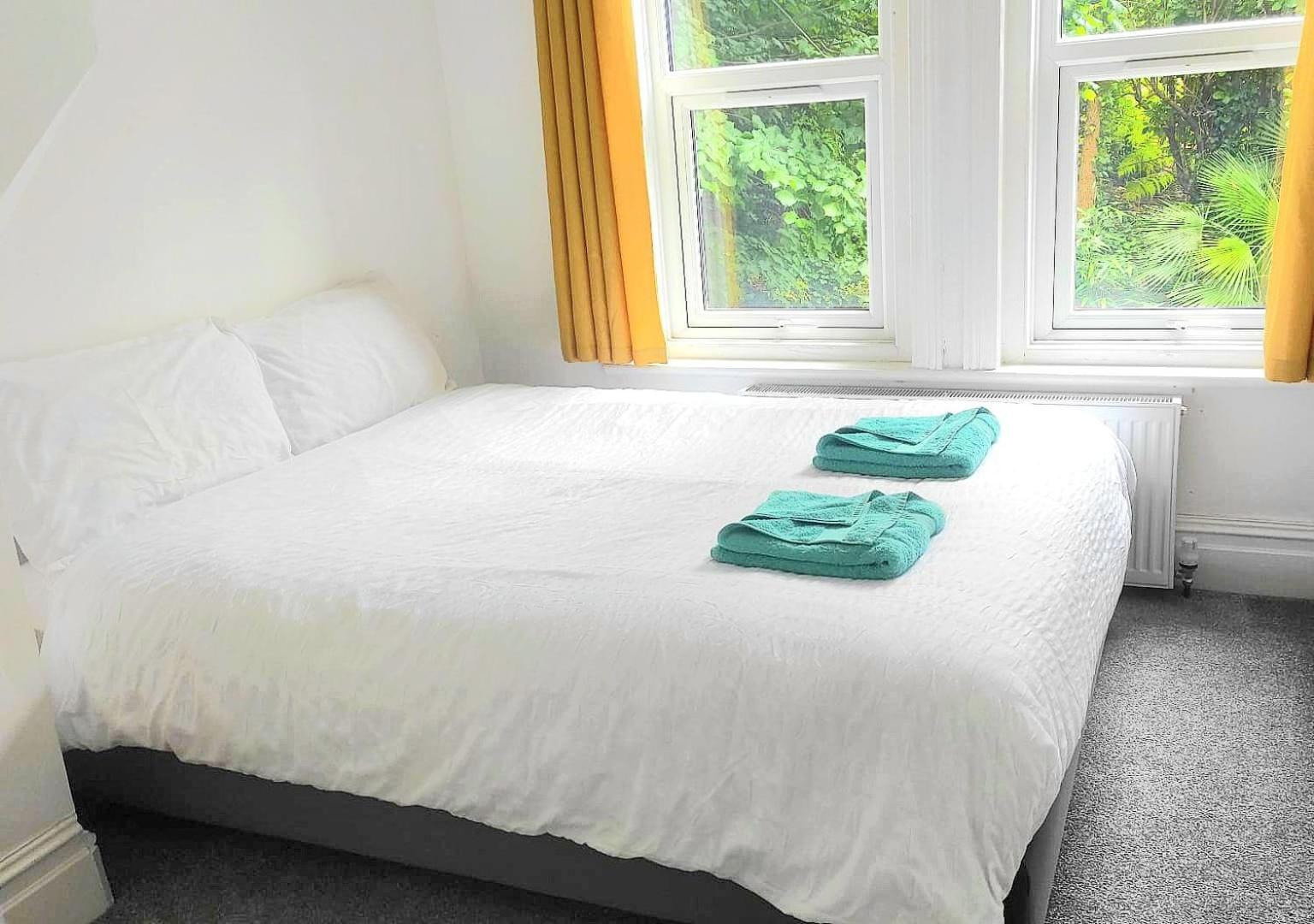 Flat-B, 4 Adults, 20 Mins To Beach, Netflix, Wifi, Sleeps 4 Adults บอร์นมัธ ภายนอก รูปภาพ