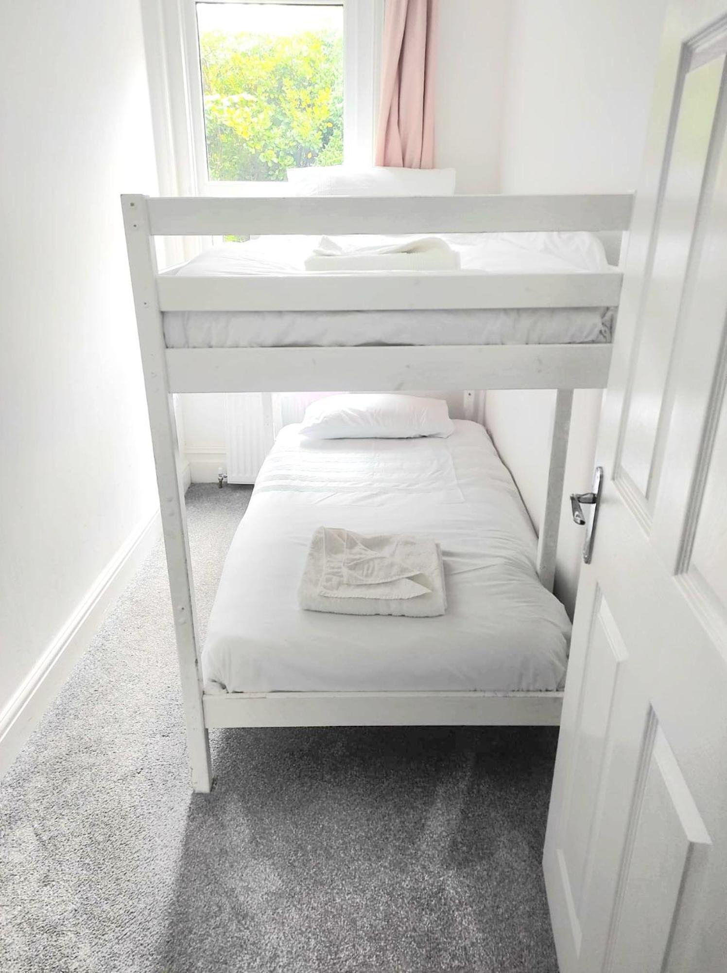 Flat-B, 4 Adults, 20 Mins To Beach, Netflix, Wifi, Sleeps 4 Adults บอร์นมัธ ภายนอก รูปภาพ